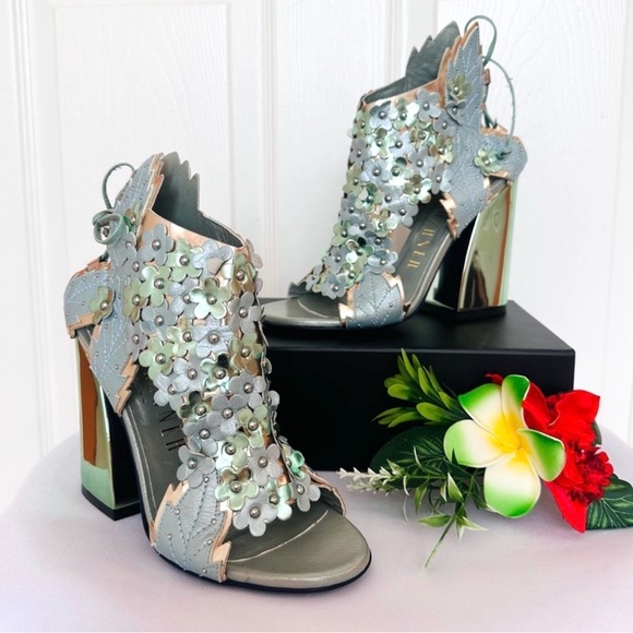 IVY KIRZHNER ~ IK Jardin pearlized floral iridescent holographic heel sandals - Picture 4 of 11